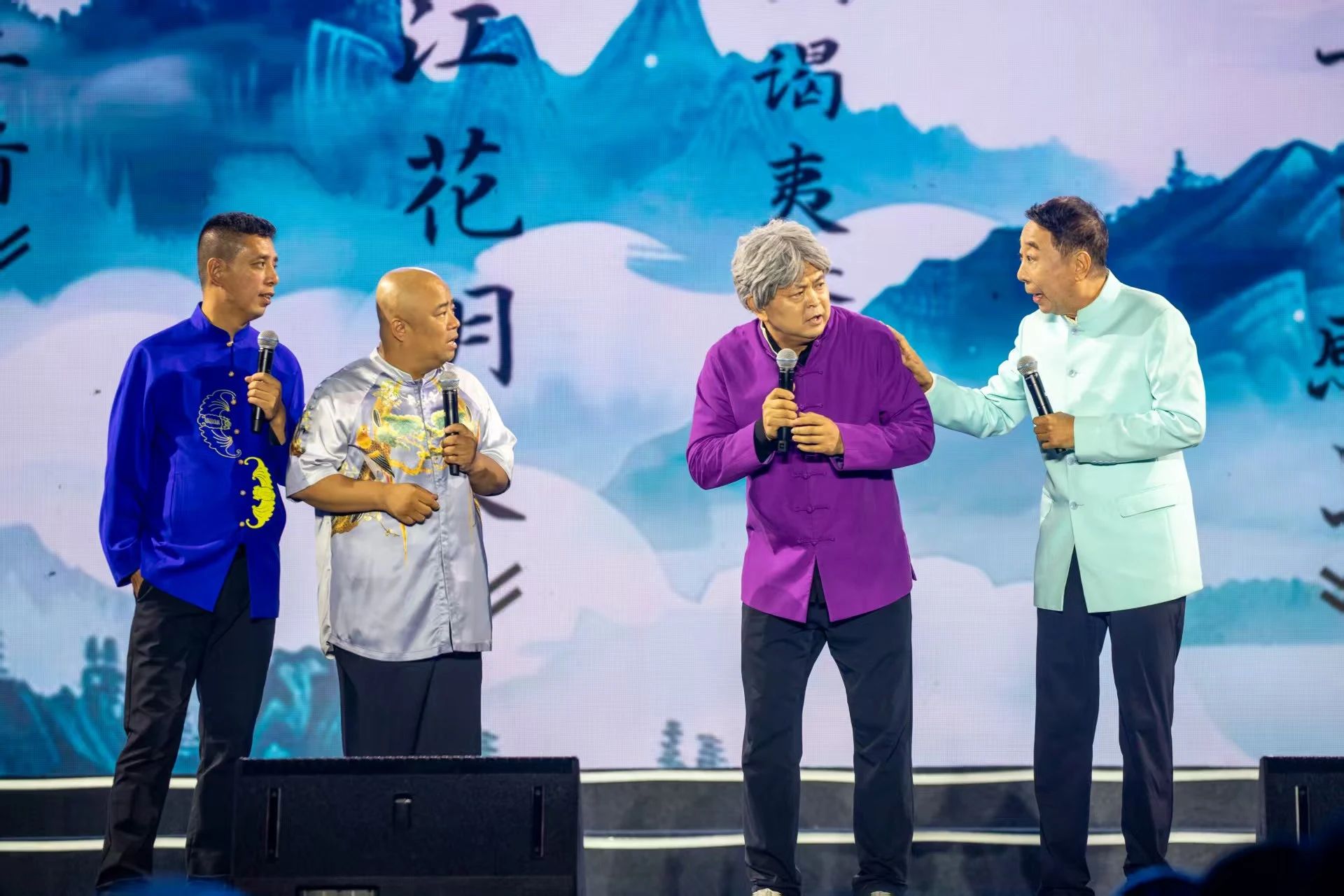 冯巩等艺术家来中旗“送欢笑”~这场文艺惠民演出精彩纷呈-兴安盟-内蒙古新闻网