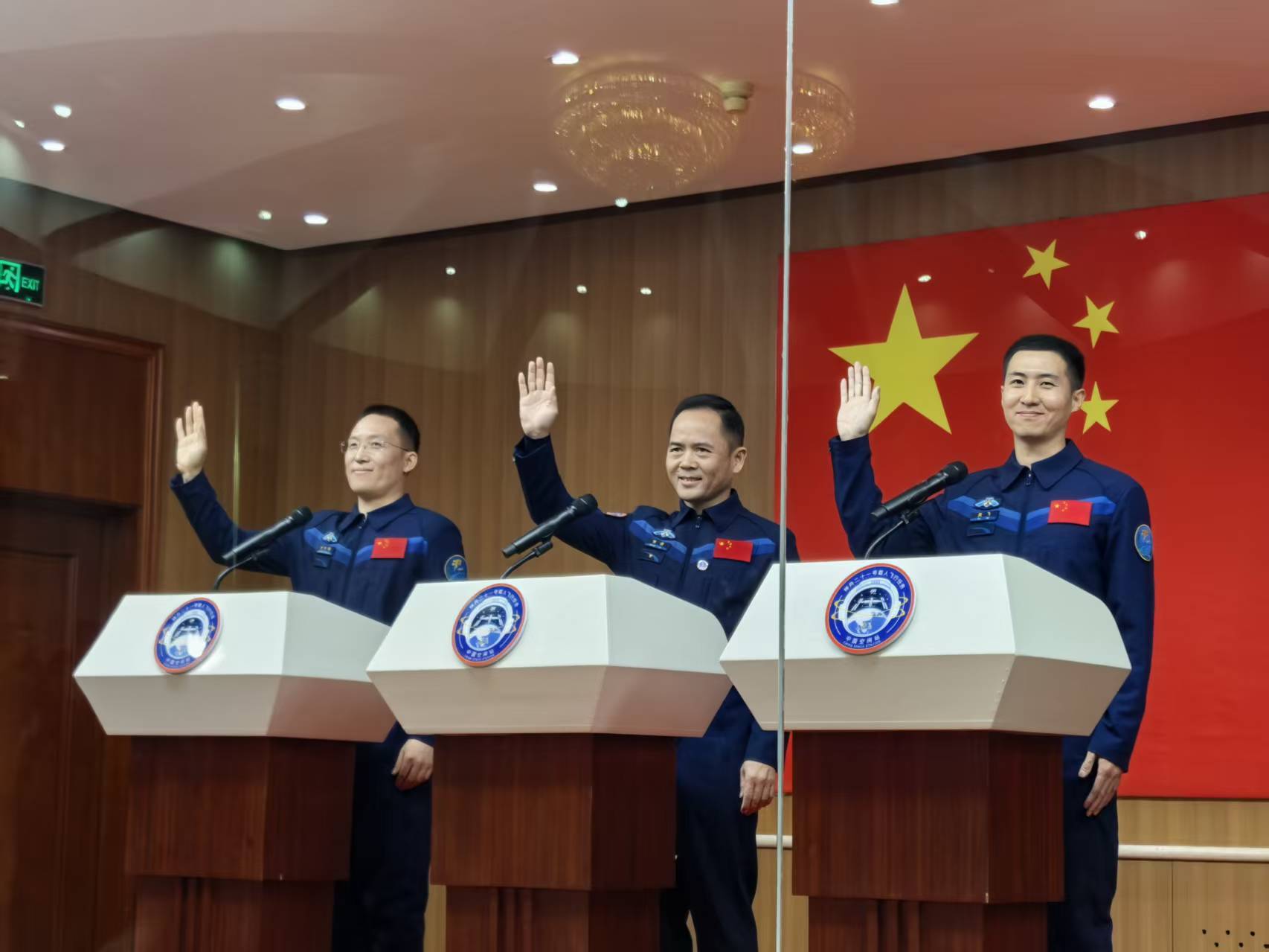 神舟二十一号瞄准31日23时44分发射 航天员乘组张陆武飞张洪章集体亮相问天阁-新闻中心-内蒙古新闻网